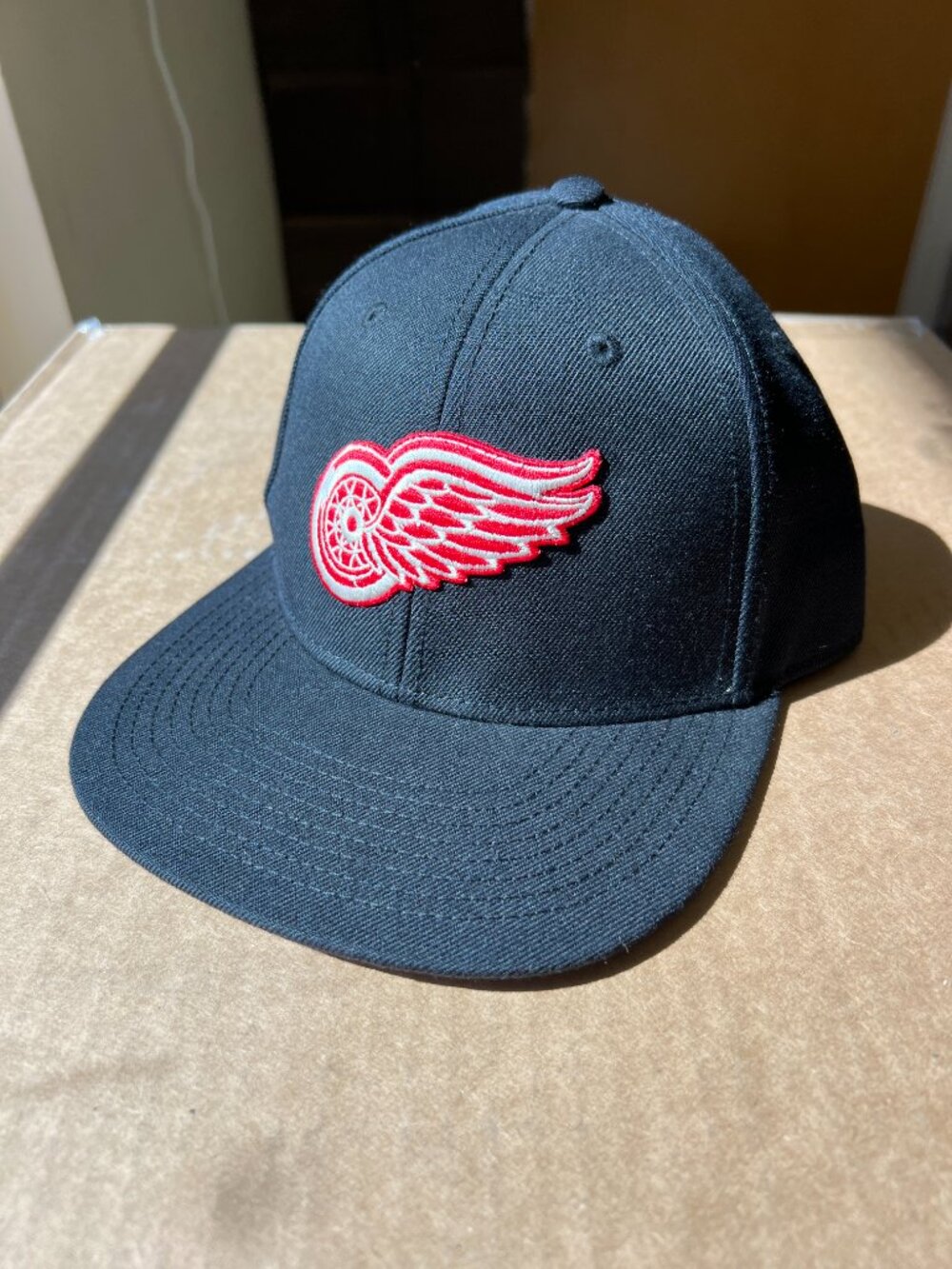 Detroit Red Wings Display w/Flaws Embroidered Flat Brim Snapback Black